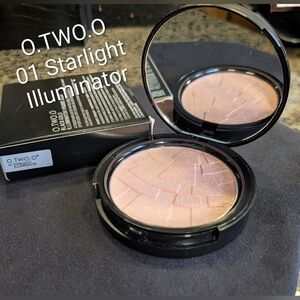 O.TWO.O 01 Starlight Radiant Illuminator Powder Highlighter NIB